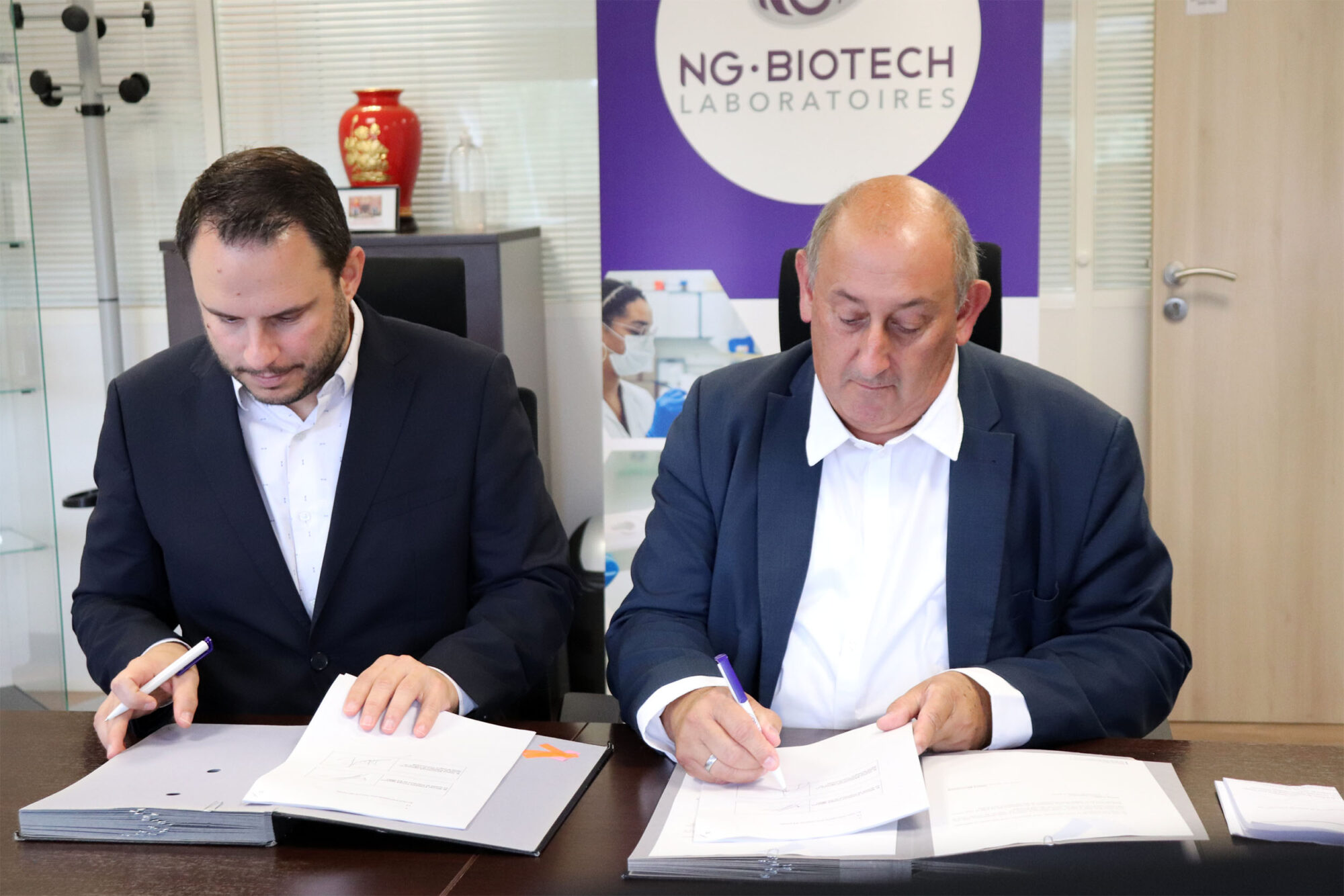 Signature acte de rachat NG Biotech
